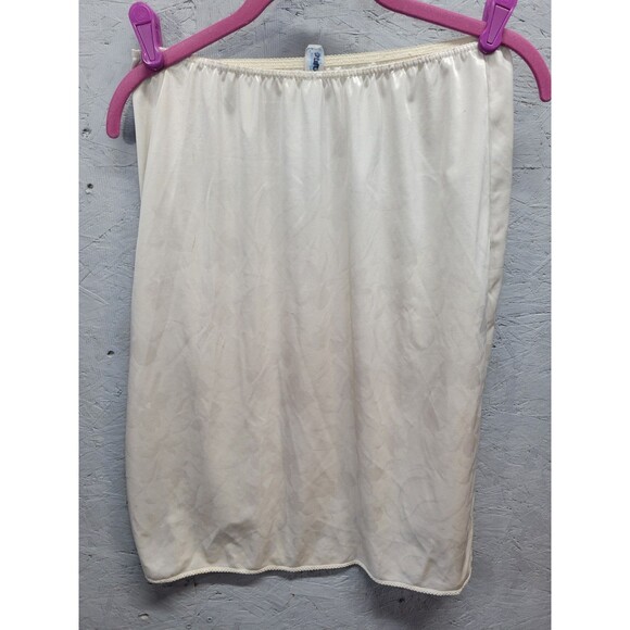 VINTAGE Beige NYLON W/ LACE TRIM HALF SLIP MADE IN USA SIZE M - Picture 8 of 10